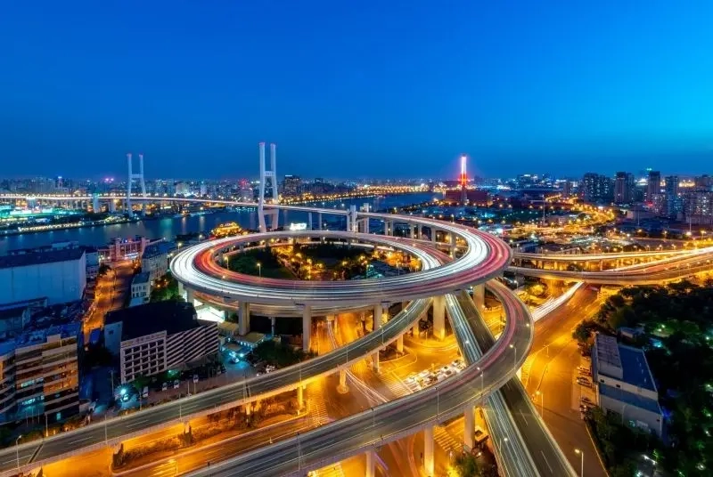 Trải nghiệm đường phố đêm huyền ảo đầy ánh sáng