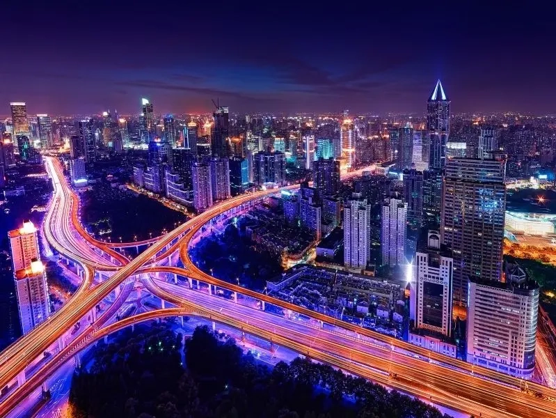 Khám phá hình đèn đường rực rỡ giữa phố đông