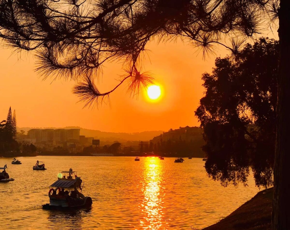 Ngắm hồ lâm hà yên bình giữa thiên nhiên hùng vĩ