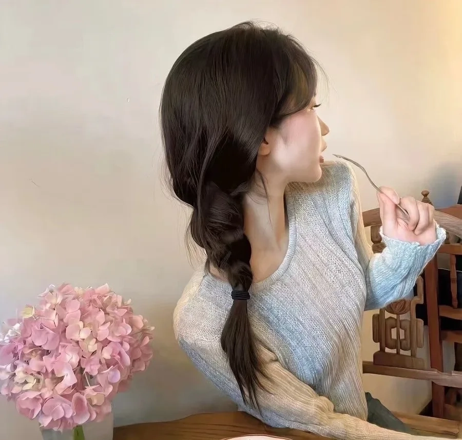Ảnh đại diện gái xinh che mặt bằng điện thoại đầy cá tính
