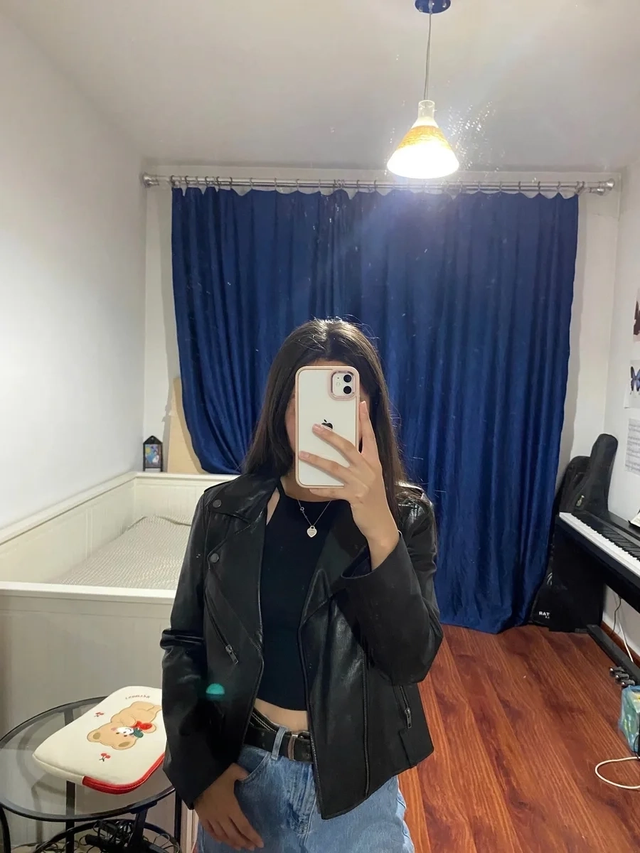 Ảnh đại diện con gái che mặt bằng điện thoại và những gợi ý tuyệt vời