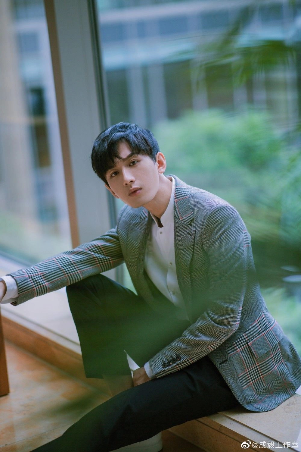 Thành Nghị tuổi ngoài ba mươi phong độ và chững chạc