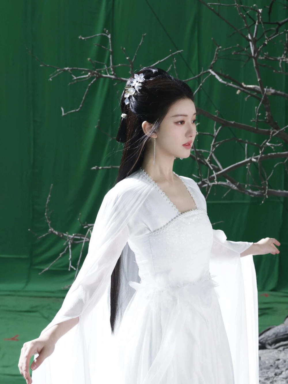 Triệu Lộ Tư hát gây bất ngờ với giọng ca trong trẻo