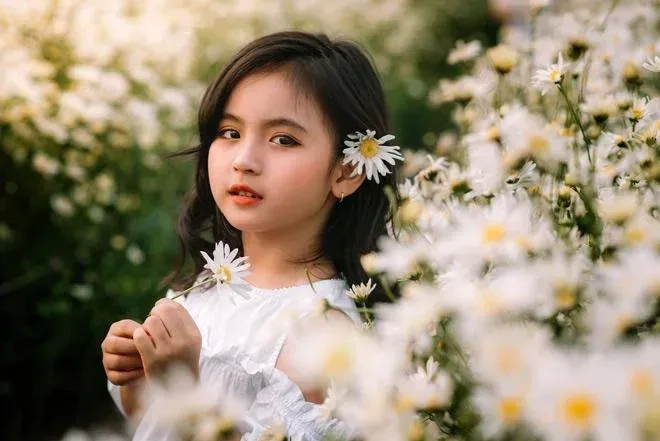 Hình nền em bé gái dễ thương HD sắc nét, không bị vỡ ảnh