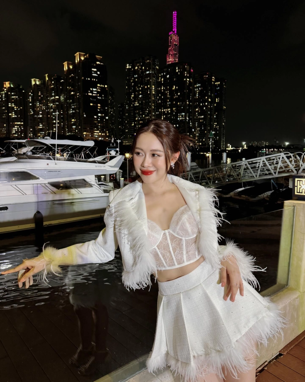 Gái xinh việt nam dạo phố phong cách sexy cuốn hút