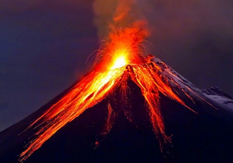 Hình ảnh núi lửa hùng vĩ và nguy hiểm