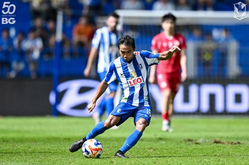 Chanathip Songkrasin trong màu áo câu lạc bộ của mình