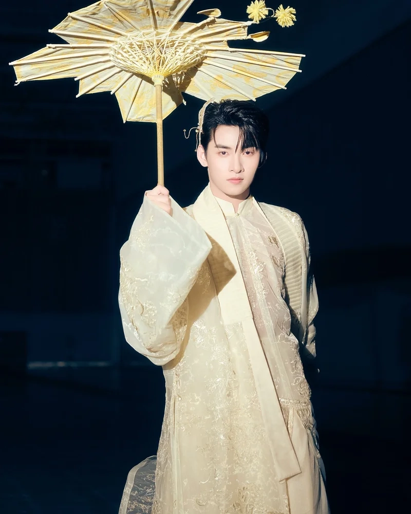 Ca khúc gây chú ý Chẳng Thể Nhắm Mắt Hùng Huỳnh đang được tìm kiếm