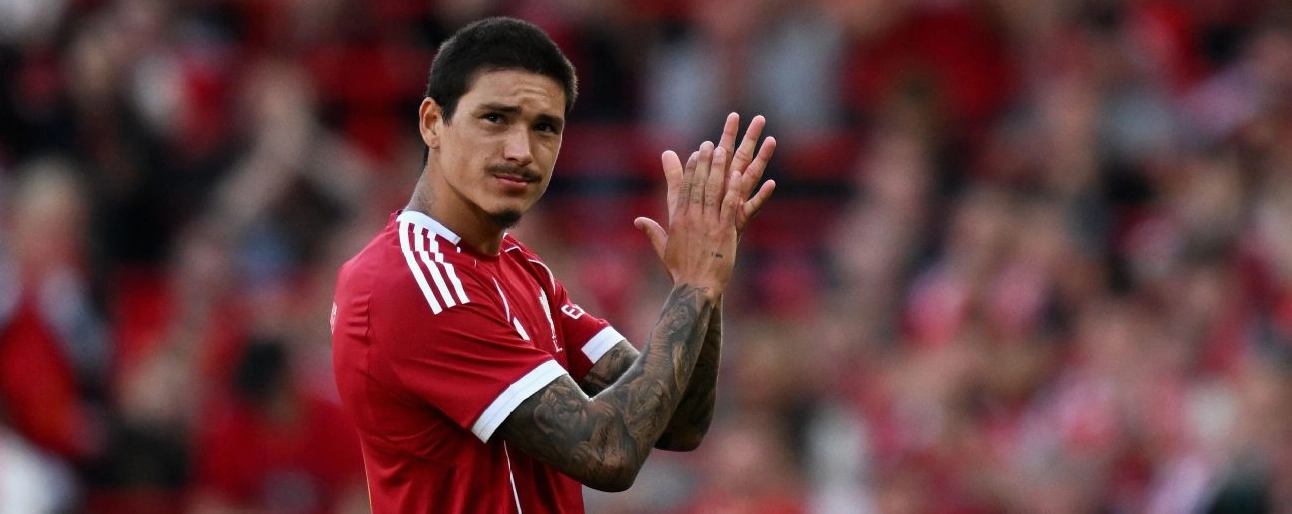 Darwin Núñez của Liverpool tri ân người hâm mộ sau trận đấu tại Anfield