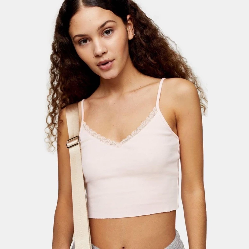 Nét quyến rũ nổi bật của gái mặc áo 2 dây khoe vai cực cuốn