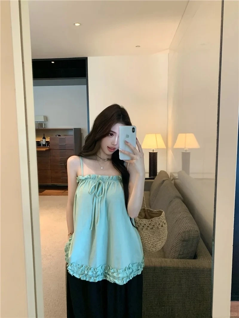 Outfit thời thượng của gái mặc áo 2 dây phong cách hiện đại