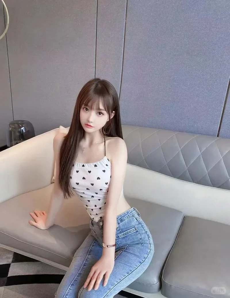 Vẻ đẹp tinh giản của gái mặc áo 2 dây tối giản cực hiện đại