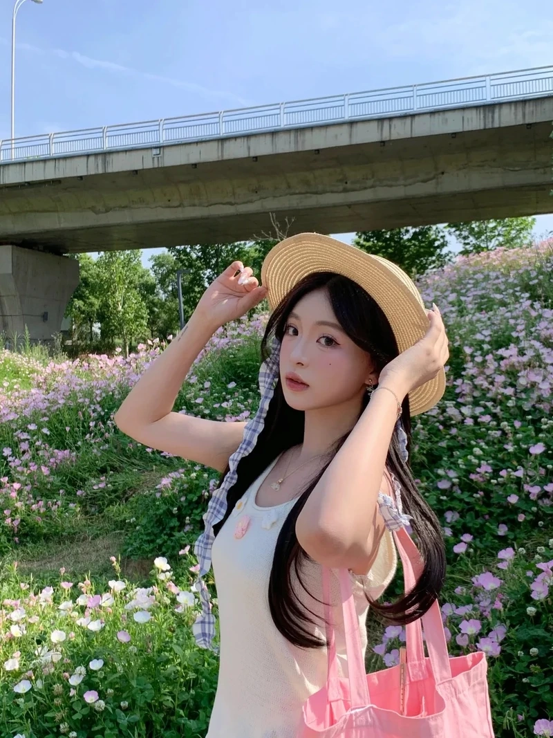 Hình ảnh gái xinh bên hoa luôn mang lại cảm giác nhẹ nhàng