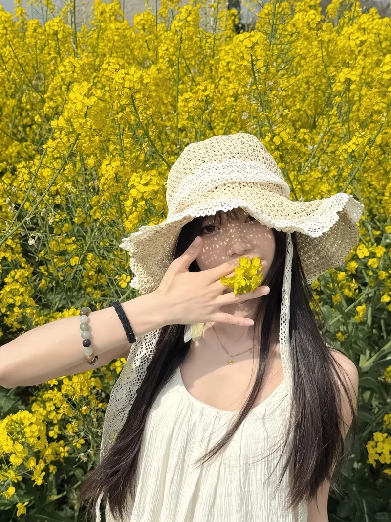 Nét dịu dàng của gái xinh cầm hoa khiến khung hình trở nên lãng mạn