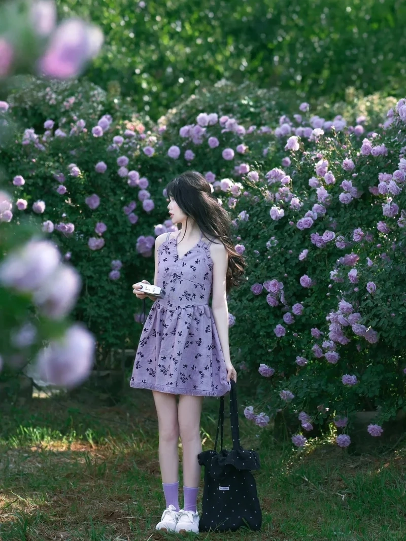 Khung cảnh thơ mộng với gái xinh bên hoa ngoài trời đẹp như phim