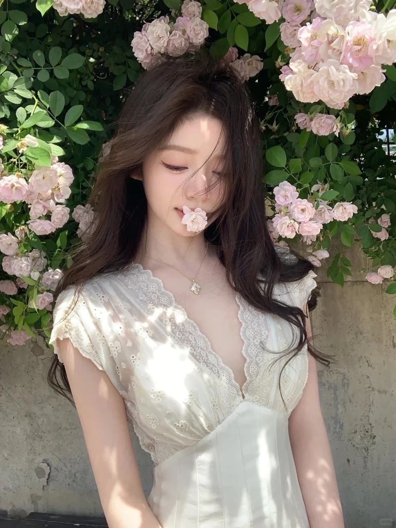 Vẻ đẹp tinh khôi của gái xinh bên hoa nhẹ nhàng khiến dân mạng mê mẩn