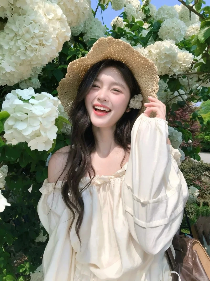 Khung hình tinh khôi của gái xinh bên hoa trắng đẹp như tranh vẽ