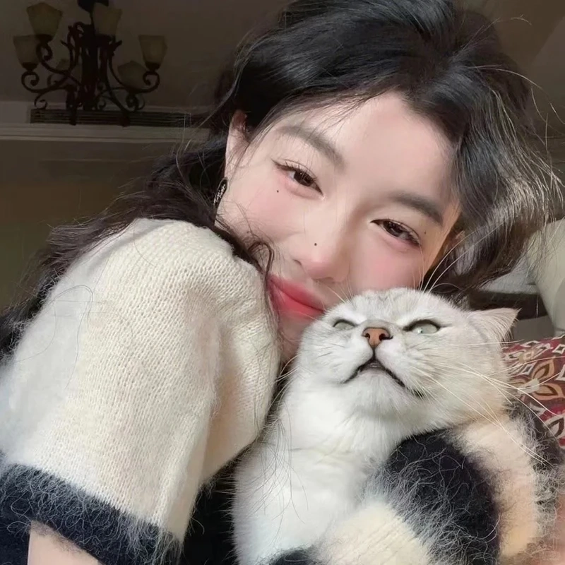 Nét đáng yêu khó cưỡng trong bộ ảnh gái xinh ôm mèo cực hút mắt