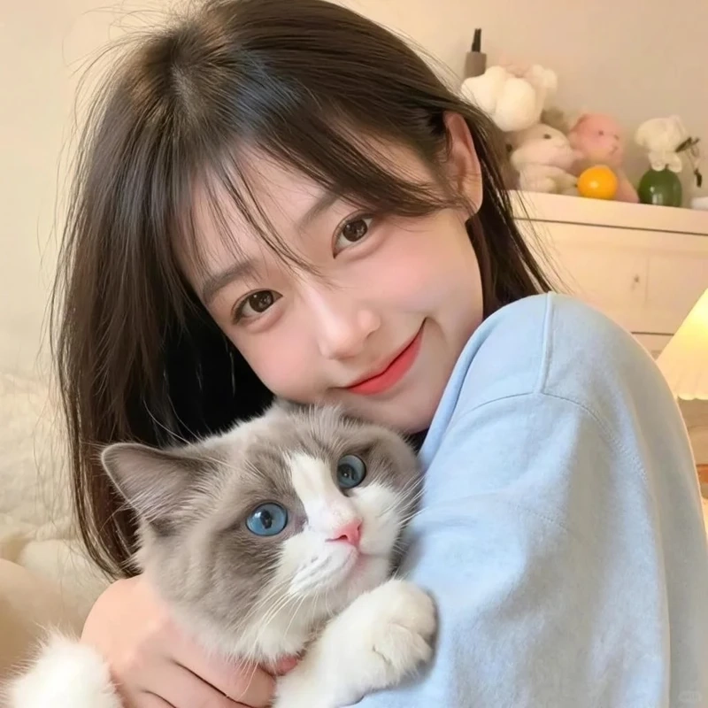 Khoảnh khắc vui nhộn của gái xinh chơi với mèo khiến ai cũng bật cười