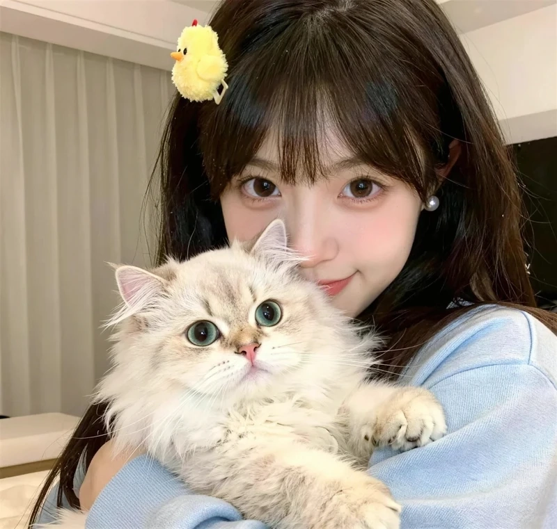 Khoảnh khắc cực cute của gái xinh cùng mèo cute làm dân mạng phát sốt