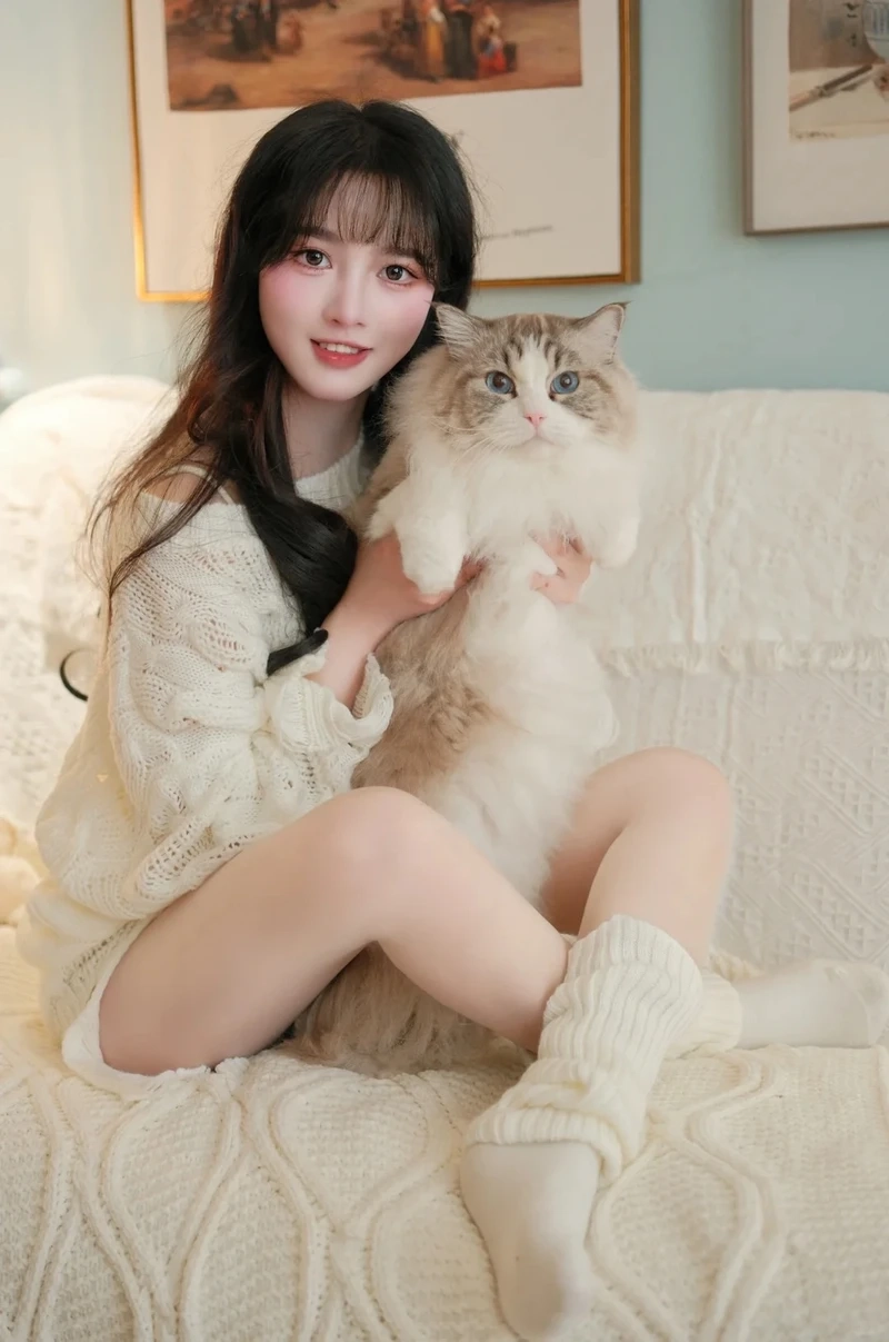 Khoảnh khắc đời thường của gái xinh và mèo trong nhà cực chill