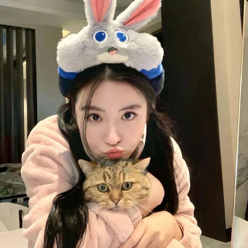 Concept thời trang nổi bật của gái xinh bên mèo lookbook cực cuốn