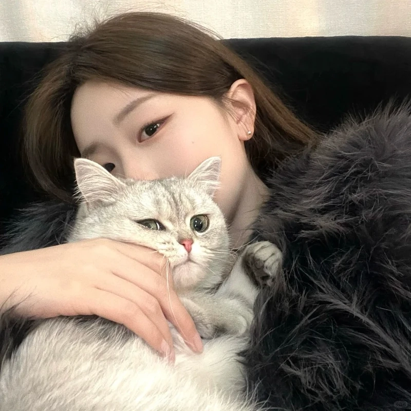 Tấm ảnh cực hot của gái xinh bên mèo selfie đang lan truyền mạnh