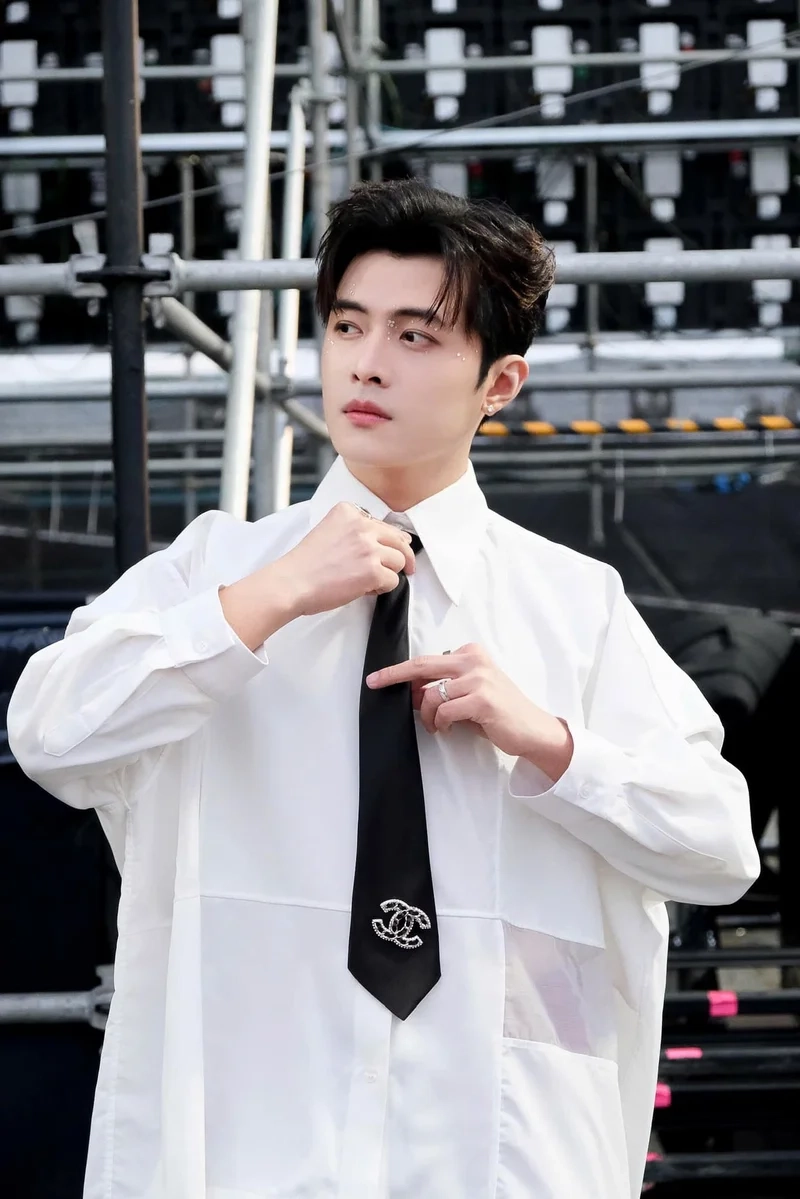 Khoảnh khắc hài hước của 7 Nụ Cười Xuân Gin Tuấn Kiệt gây sốt