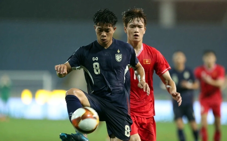 Madam Pang cùng một số cầu thủ trong bối cảnh bóng đá Thái Lan