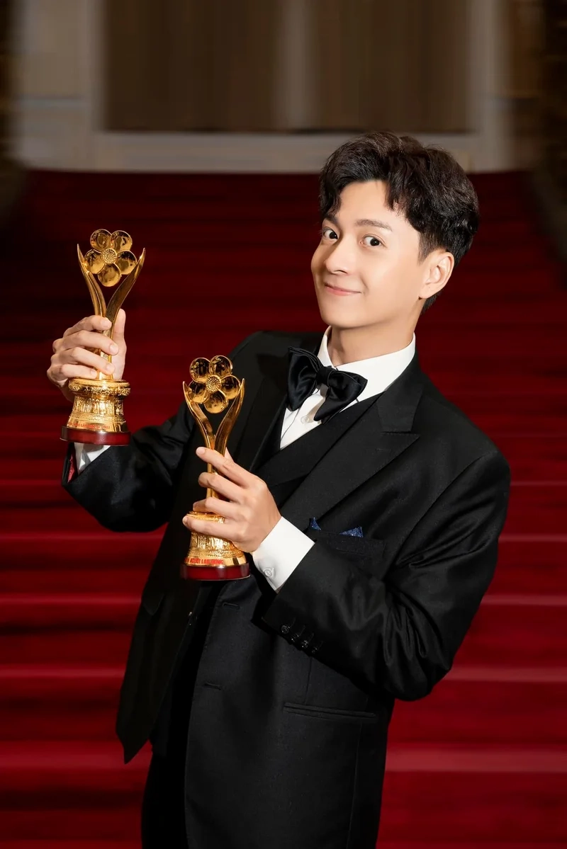 Cười nghiêng ngả với loạt biểu cảm Ngô Kiến Huy hài hước cực duyên