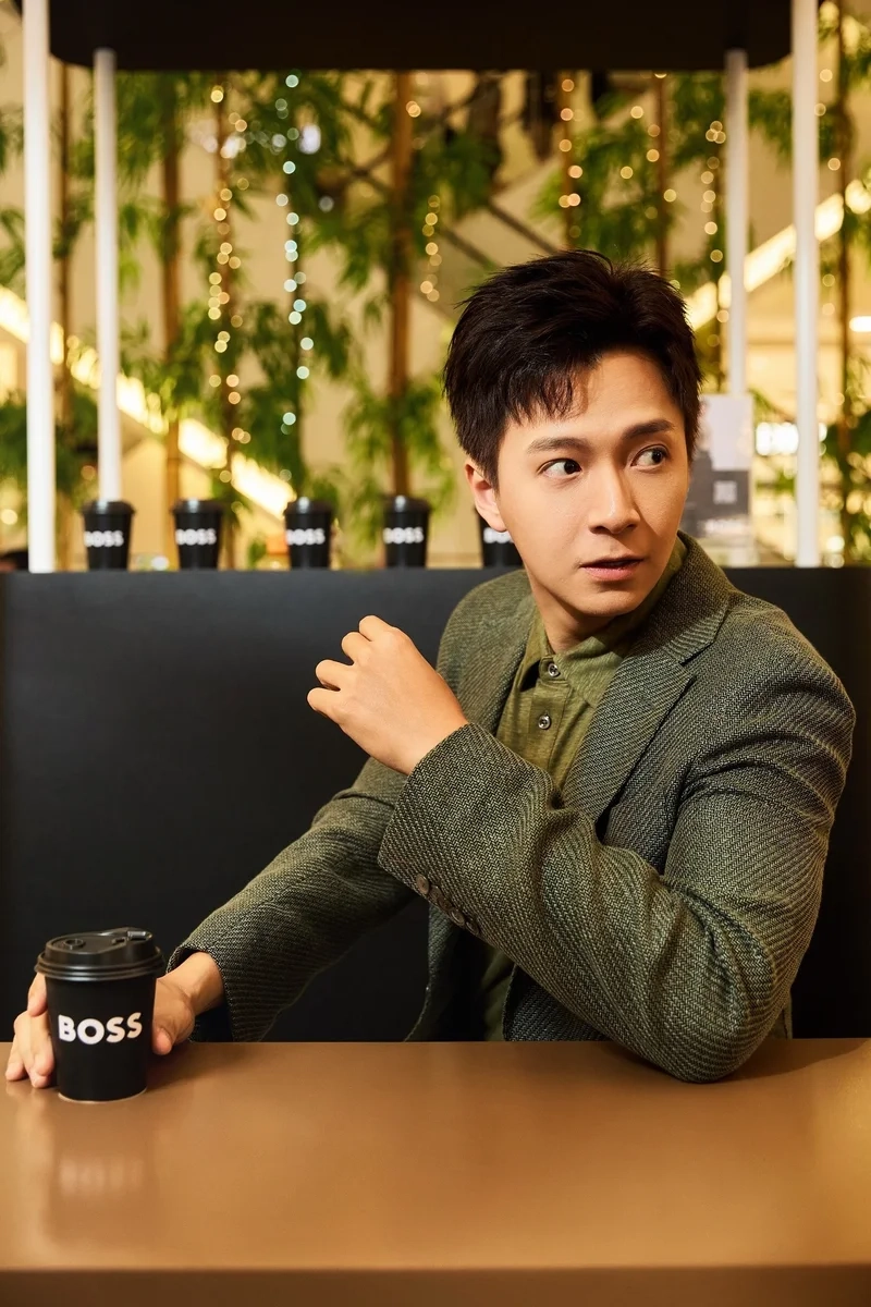 Phong thái năng động của Ngô Kiến Huy trẻ trung khiến fan không rời mắt