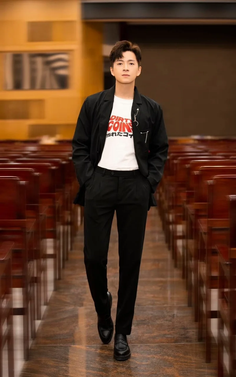 Fan thích thú với loạt Ngô Kiến Huy ảnh đời thường gần gũi và tự nhiên