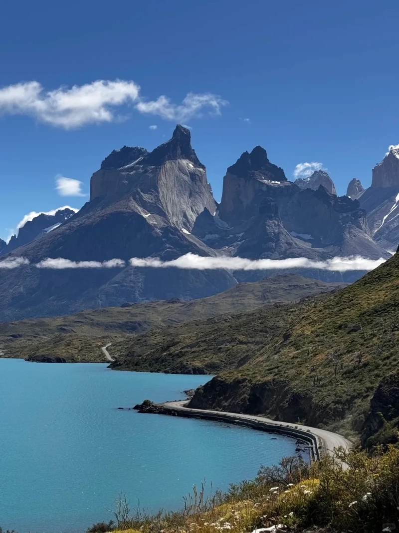 Khung cảnh yên bình của phong cảnh Chile hồ nước trong veo