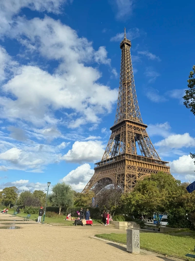 Đắm mình trong vẻ cổ điển của phong cảnh Paris vintage đầy cảm hứng