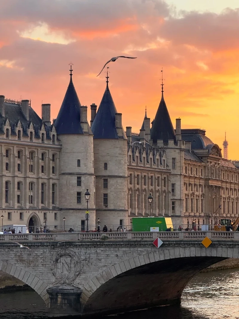 Dạo bước và khám phá phong cảnh Paris đường phố đầy sức sống