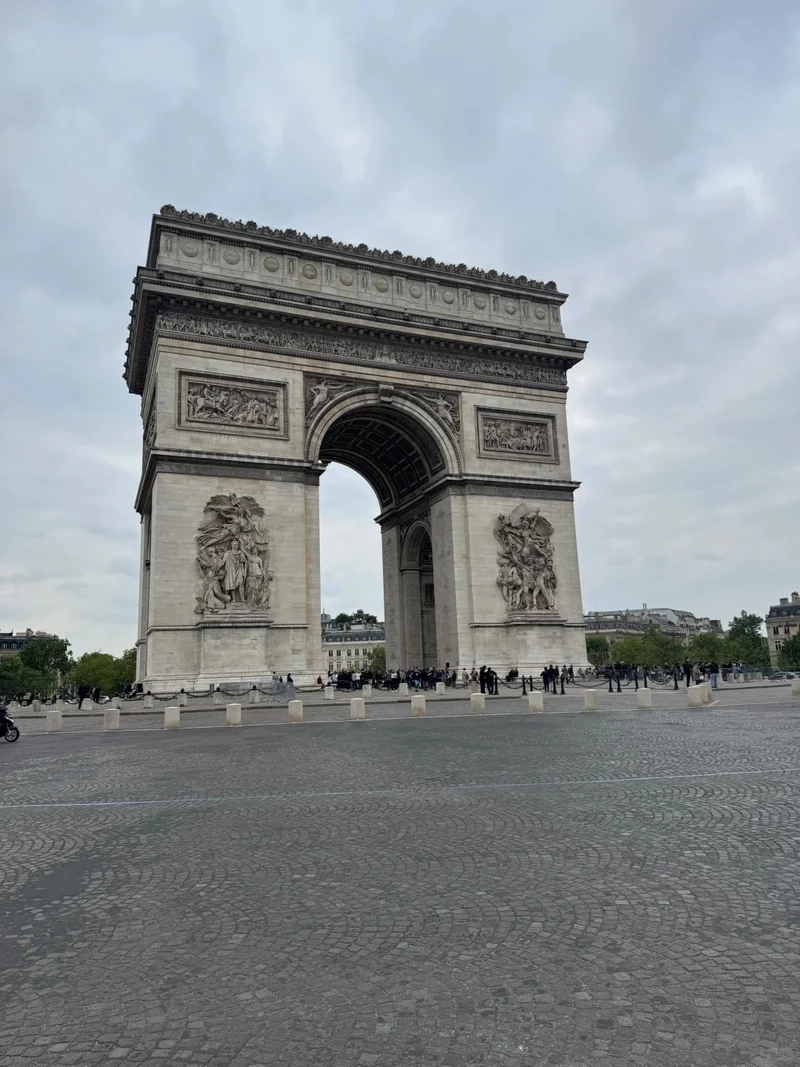 Chạm vào tình yêu qua phong cảnh Paris lãng mạn châu Âu