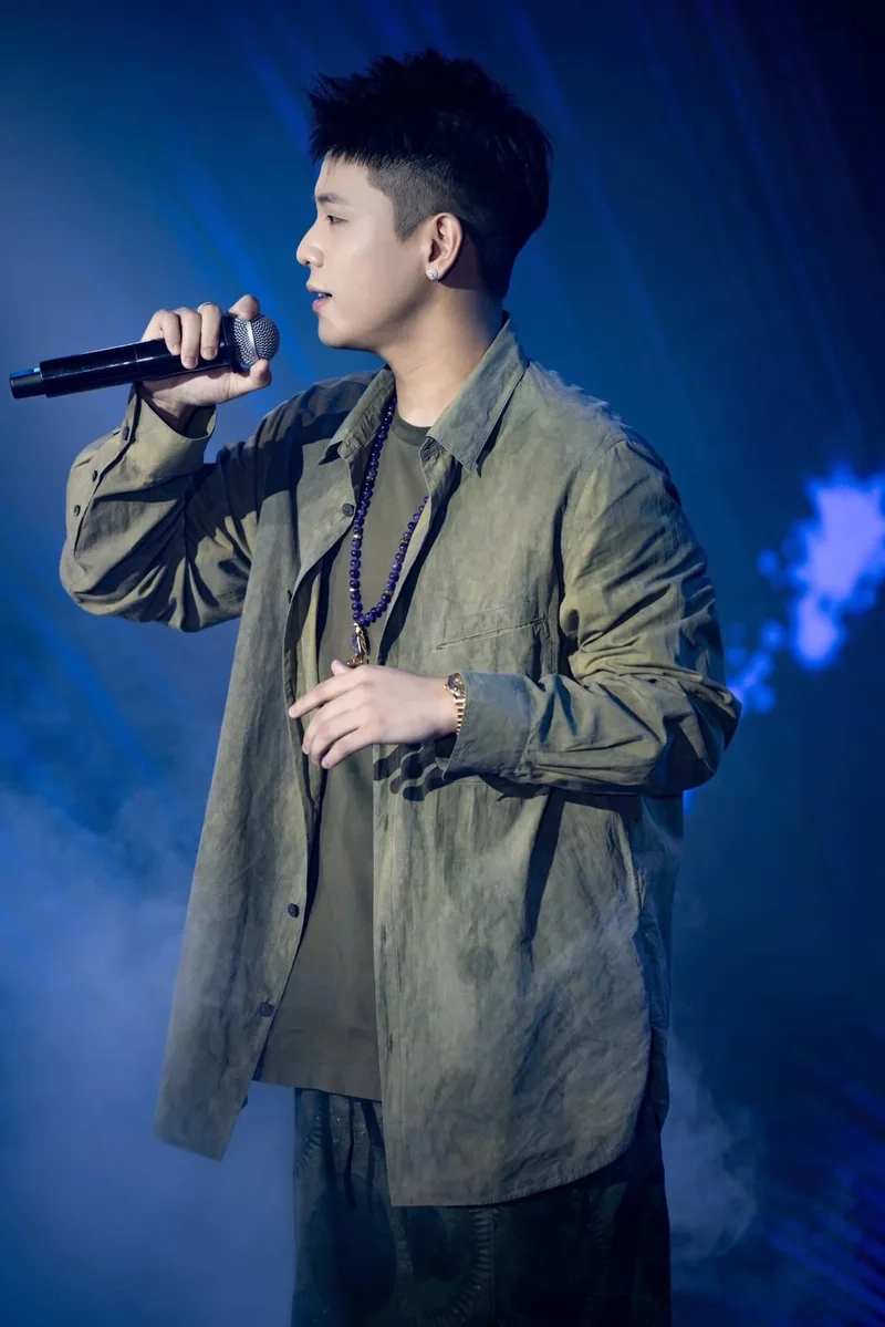 Hình ảnh mới gây chú ý của Quân AP ca sĩ đang khiến fan bàn tán