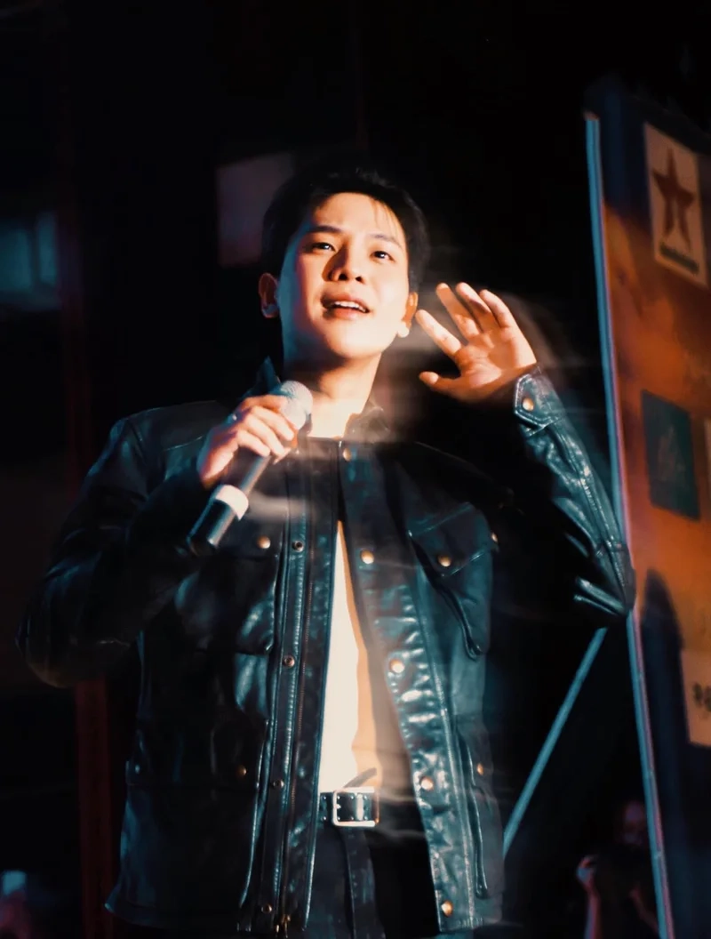 Đắm chìm trong Quân AP giọng hát đầy cảm xúc