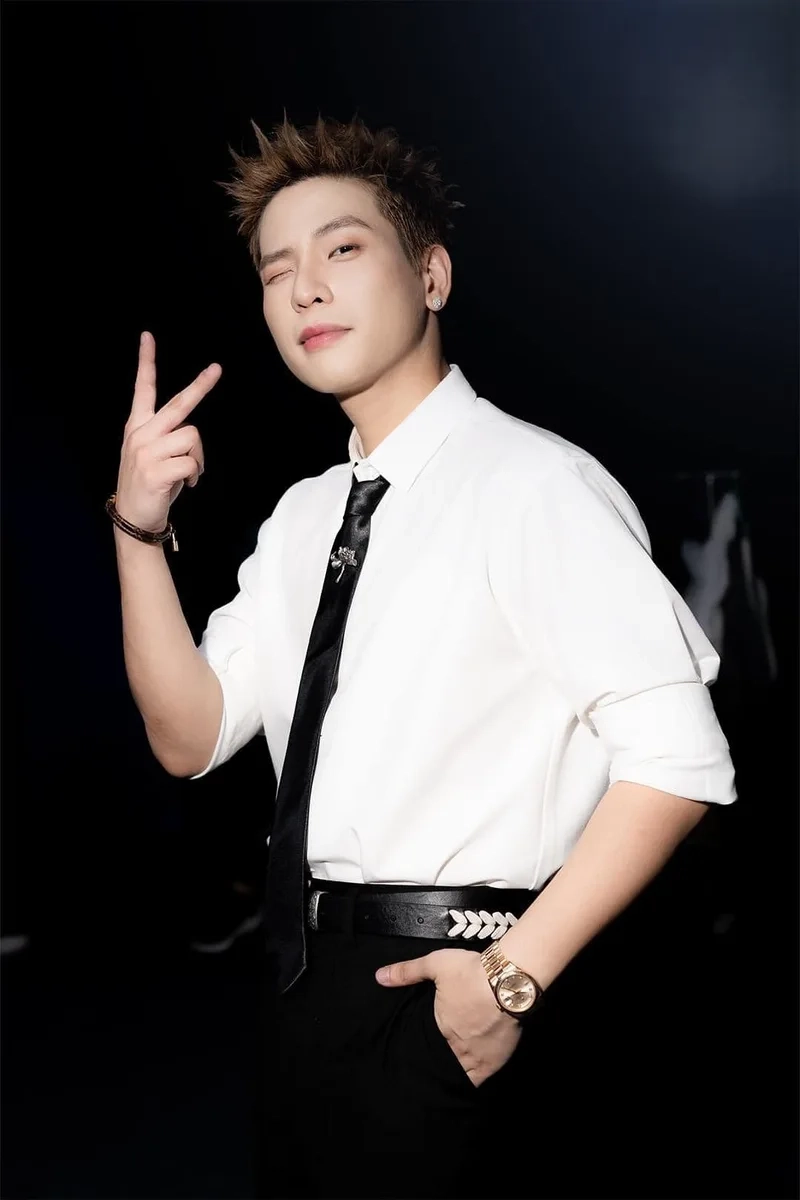 Fan phát cuồng trước Quân AP live performance cực bùng nổ