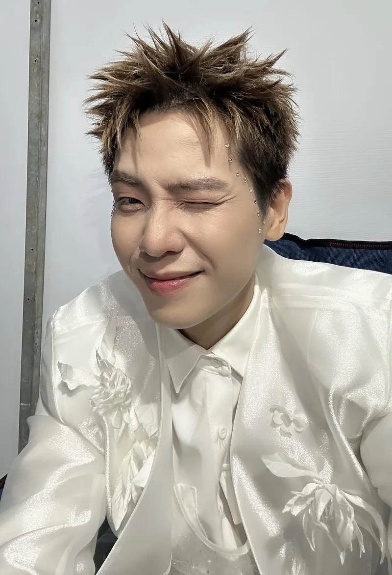 Fan phấn khích trước màn Quân AP biểu diễn đầy cảm xúc