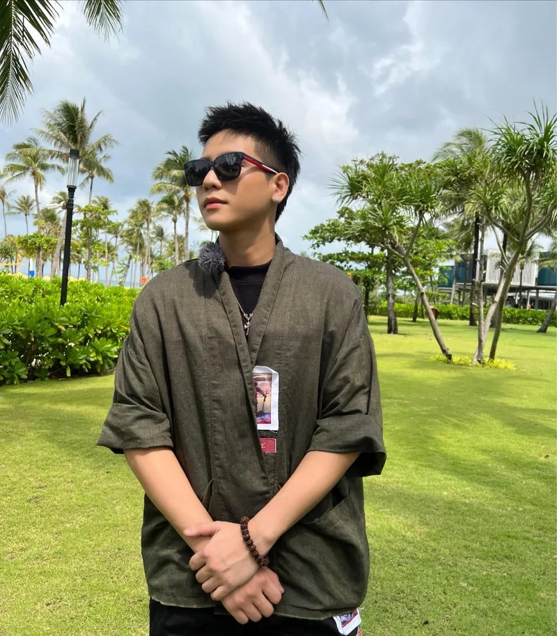 Loạt Quân AP ảnh đời thường gần gũi khiến fan thích thú