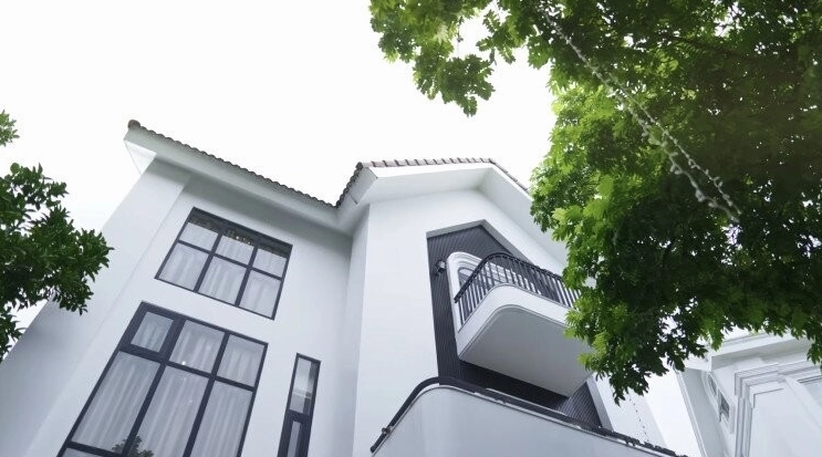Á hậu dạo bước tự tin