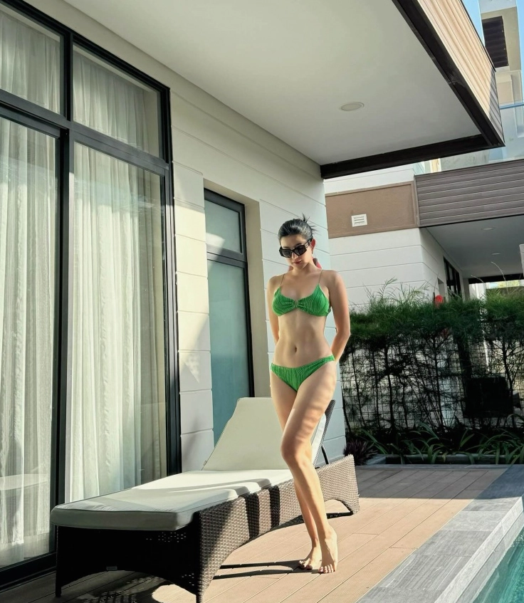Á hậu Huyền My khoe dáng gợi cảm bên hồ bơi trong bộ áo tắm rực rỡ