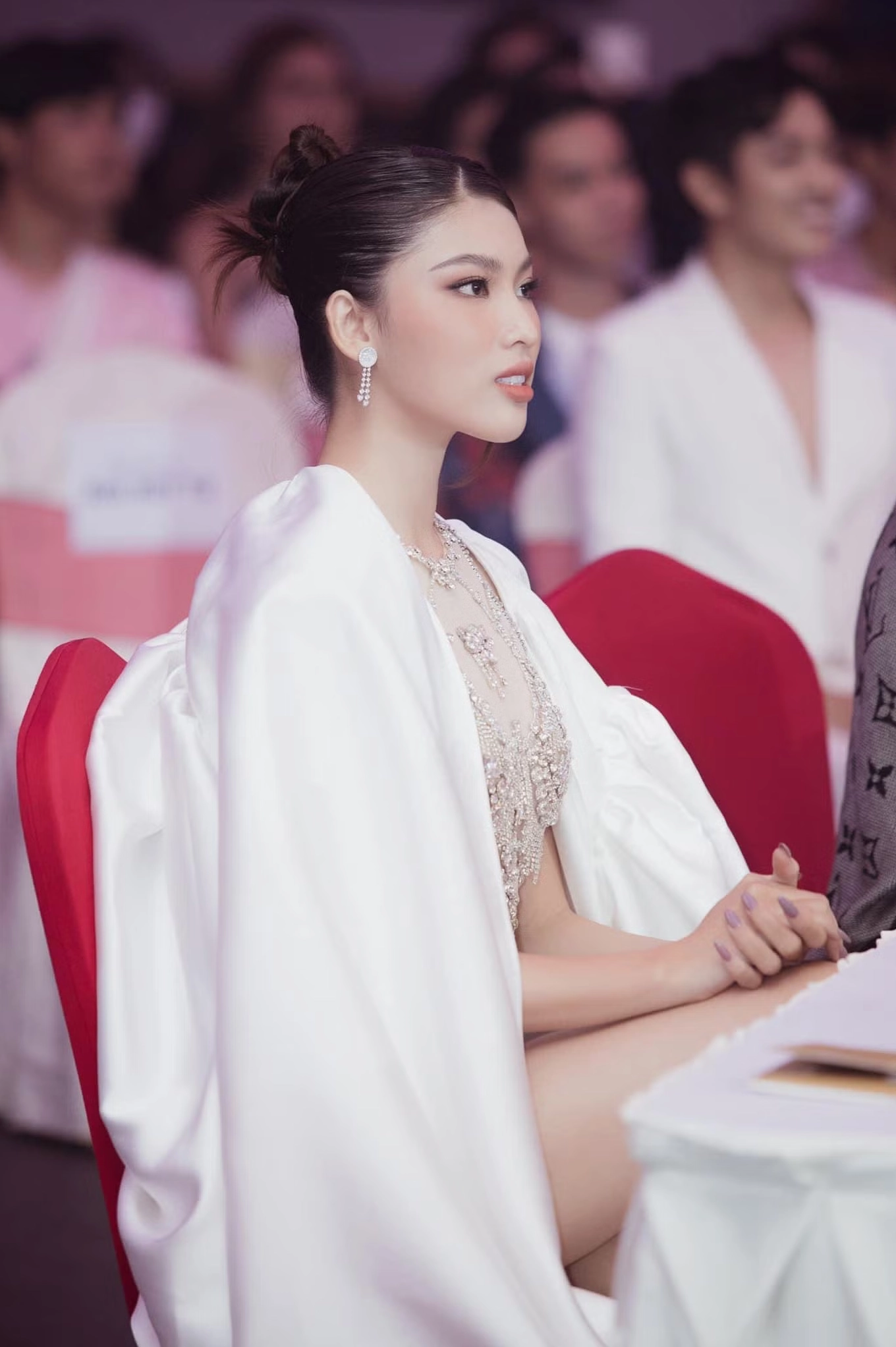 Á hậu Ngọc Thảo gây ấn tượng mạnh với trang phục xuyên thấu quyến rũ