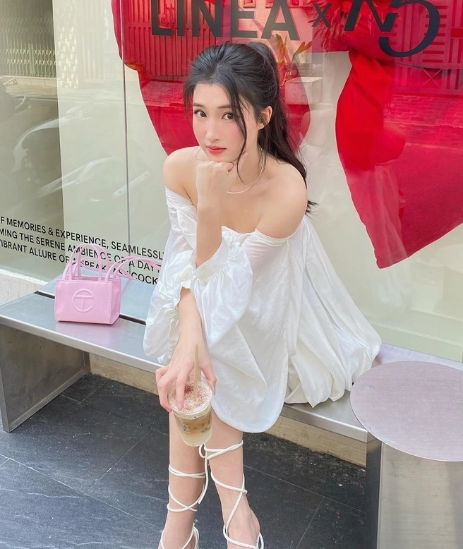 Á hậu Phương Nhi khoe mặt mộc xinh xắn