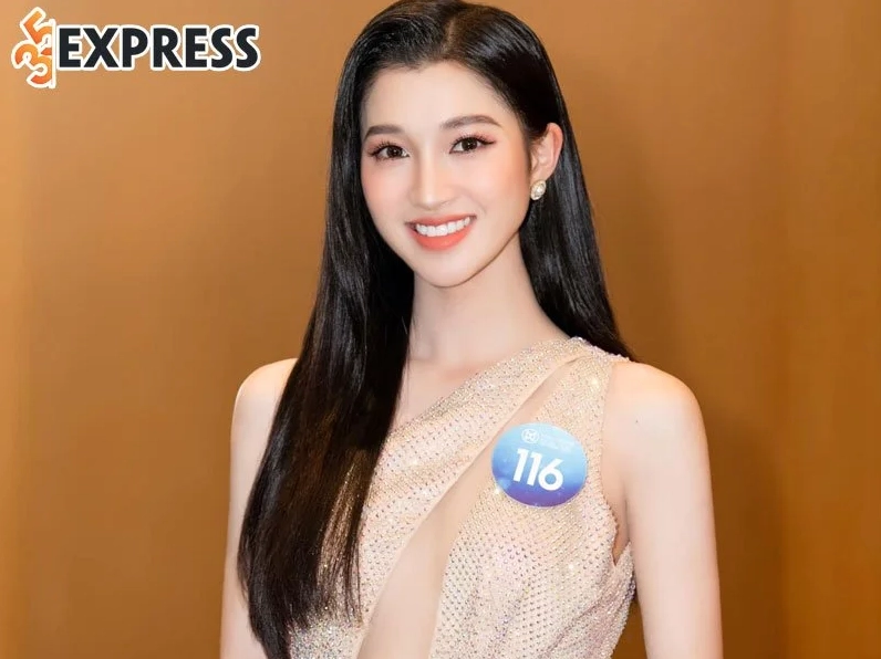 Á hậu Phương Nhi sải bước tự tin trên sàn diễn thời trang