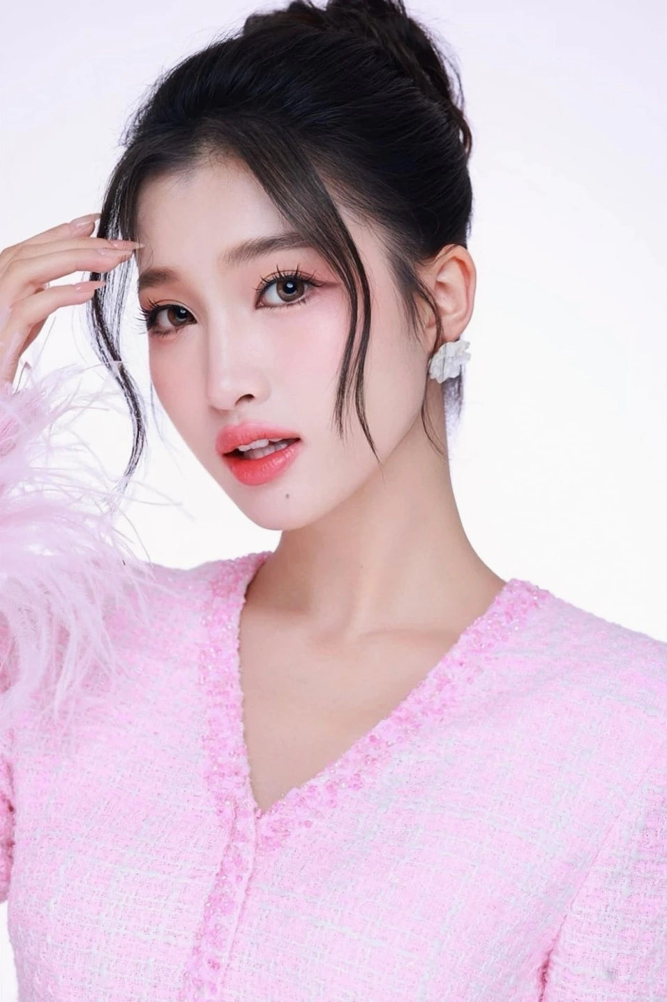 Á hậu Phương Nhi thanh lịch trong bộ trang phục dạ hội