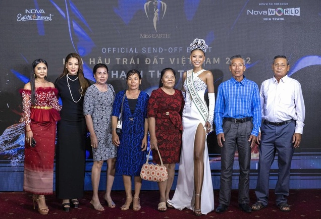 Á hậu Thạch Thu Thảo tự tin khoe dáng tại đấu trường quốc tế