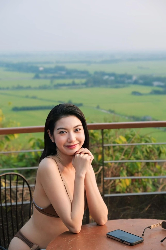 Á hậu Thụy Vân khoe dáng gợi cảm với trang phục bikini quyến rũ