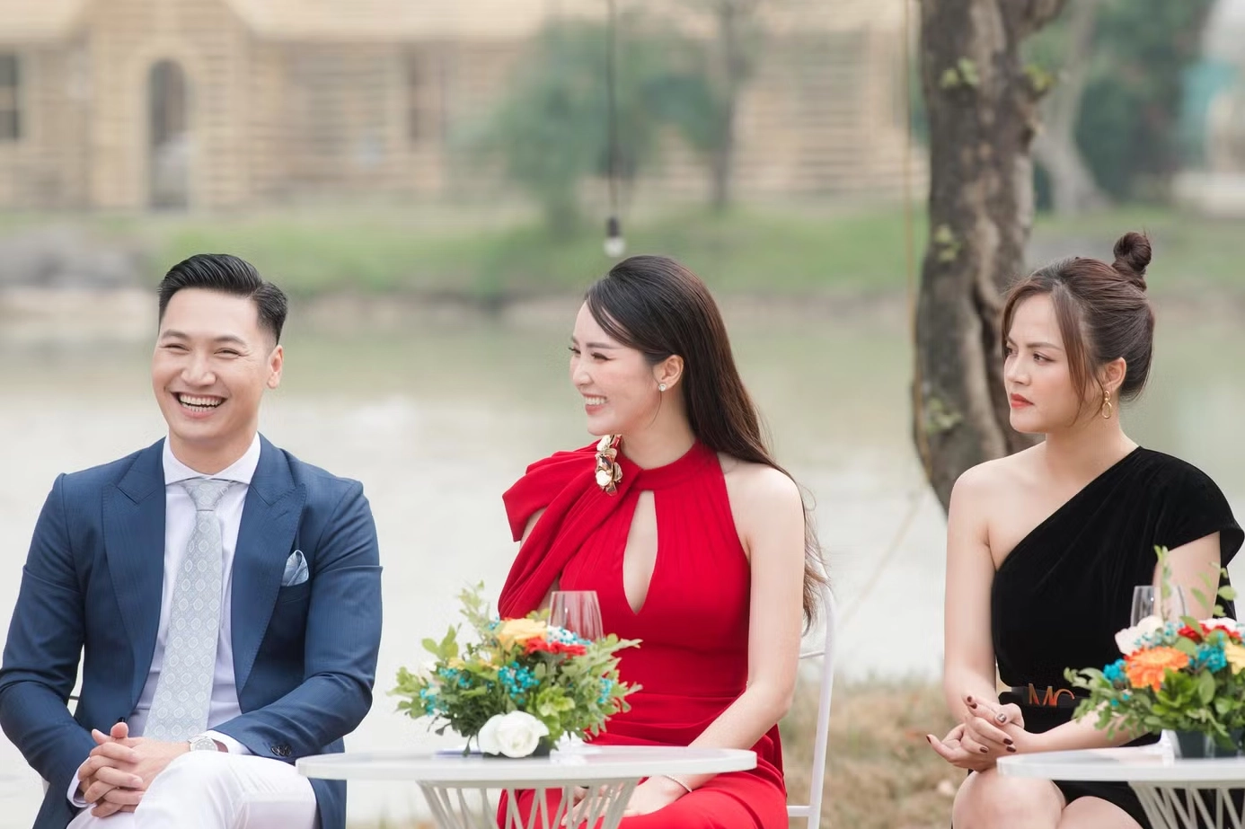 Á hậu Thụy Vân thay đổi phong cách linh hoạt khi dẫn chương trình giải trí